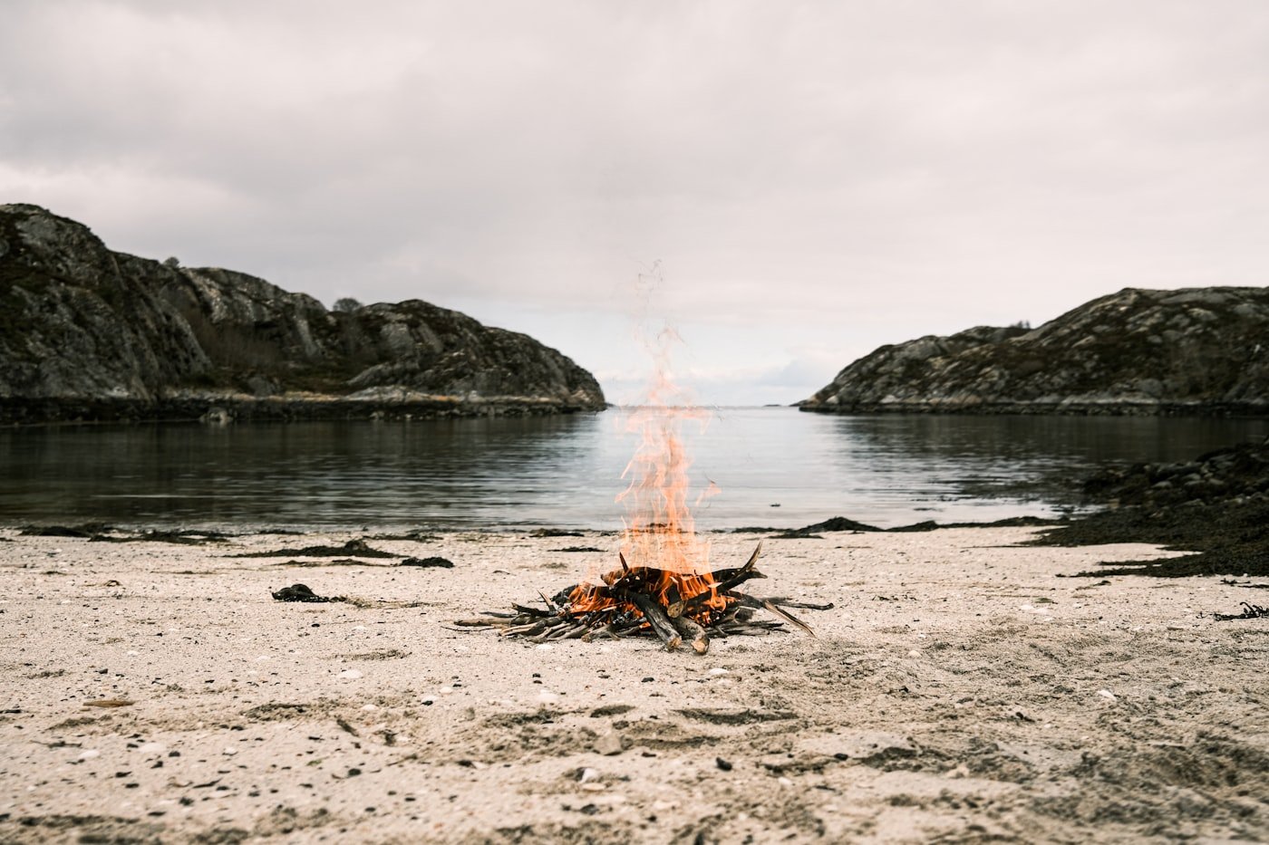 A small wild-camp tent set in open Norwegian country.