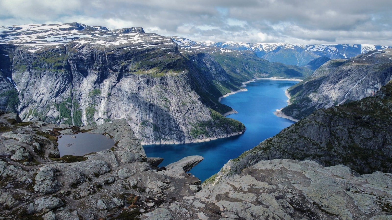 Trolltunga cliff jutting out over the Ringedalsvatnet.